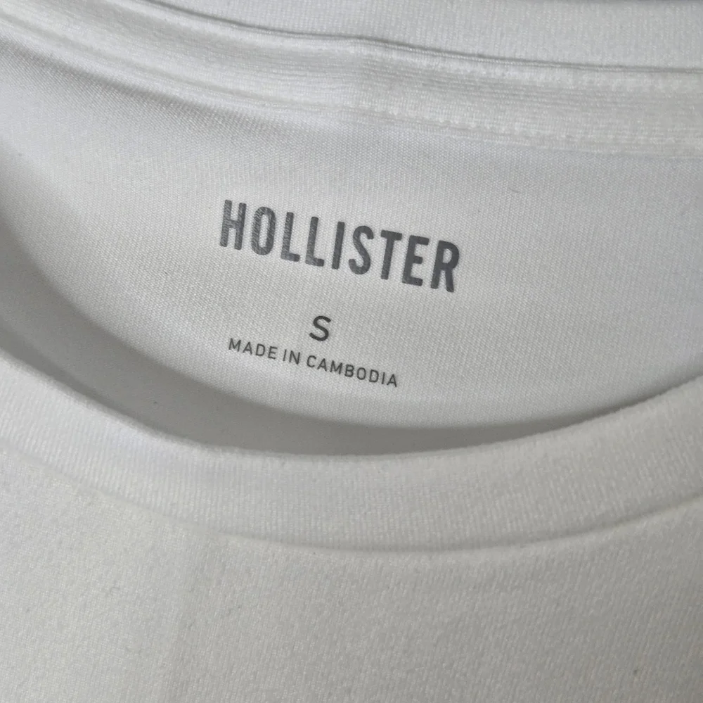 Hollister Crisp White Crewneck Tee Size Small - Picture 3 of 4